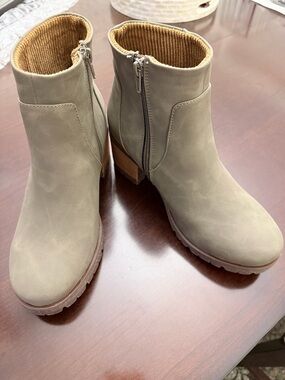 Kork-Ease Taupe Leather Ankle Booties with Side Zip.  Size 9